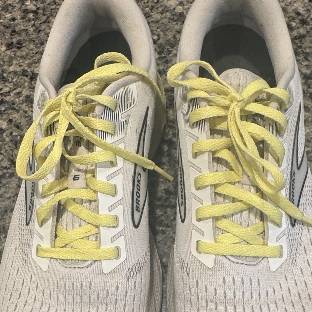 Women’s Size 9.5 Brooks White & Yellow Athletic Shoes - Picture 4 of 16